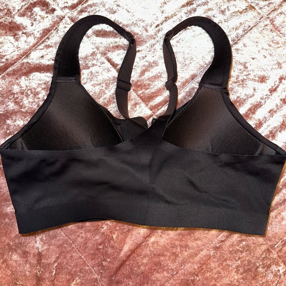 Victoria’s Secret Black Sports Bra - Picture 4 of 5